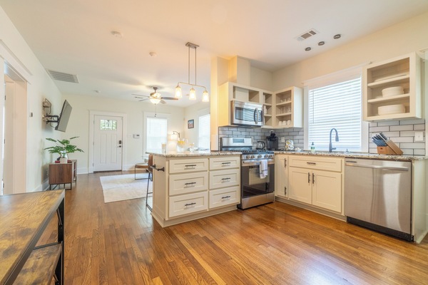 Frigorifero, microonde, forno, piano cottura