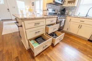 Fridge, microwave, oven, stovetop - High Speed Internet-Coffee Bar-Large Private Yard-Cozy (Memphis)