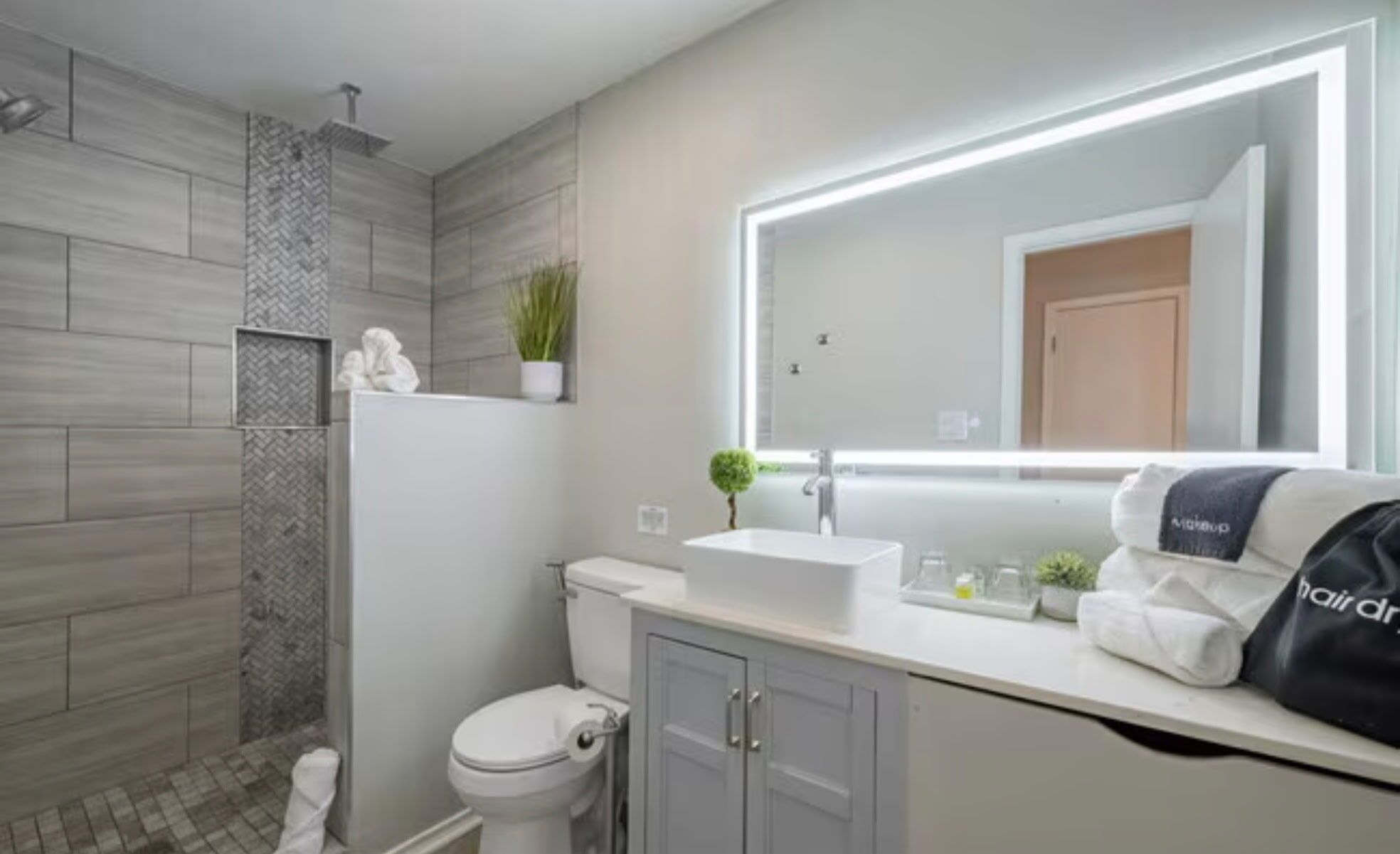 Douche, sèche-cheveux, bidet, serviettes fournies