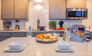 Private kitchen - Beautiful Contemporary Suite #07 (Lawton)