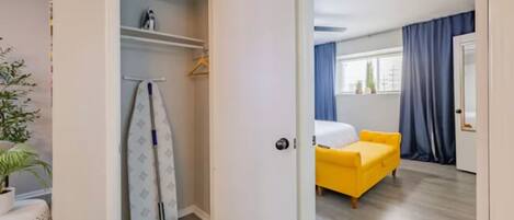 1 habitación, tabla de planchar con plancha, wifi y ropa de cama