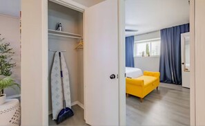 1 bedroom, iron/ironing board, WiFi, bed sheets - Beautiful Contemporary Suite #07 (Lawton)