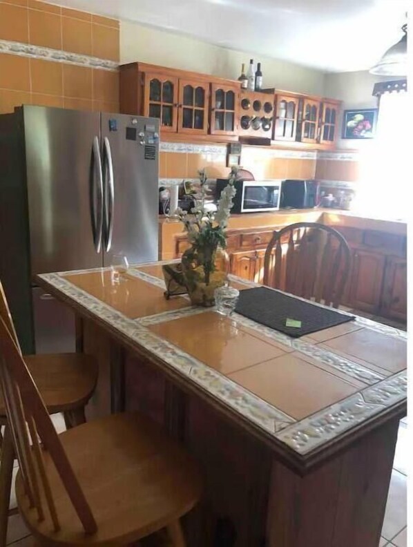 雪櫃、微波爐、焗爐、爐具