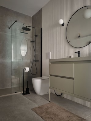 Douche, sĂšche-cheveux, serviettes fournies, savon