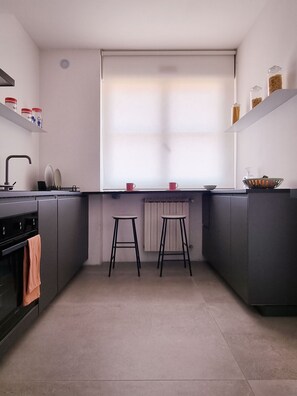 Fridge, oven, stovetop, dishwasher