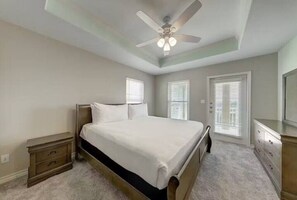 3 bedrooms, WiFi - WINTER TEXANS WELCOME- 3 BR 3.5 BA + Garage, 2 Balconies, 2 blocks to Beach!!

 (Corpus Christi)
