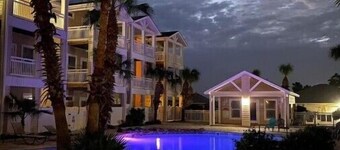 WINTER TEXANS WELCOME- 3 BR 3.5 BA + Garage, 2 Balconies, 2 blocks to Beach!!

