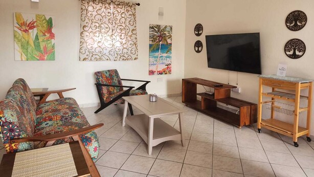 Comfort bungalow, 2 slaapkamers, gedeeltelijk uitzicht op oceaan, op benedenverdieping | Woonruimte | Een computerscherm
