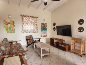 Comfort Bungalow, 2 Bedrooms, Partial Ocean View, Ground Floor | Living area