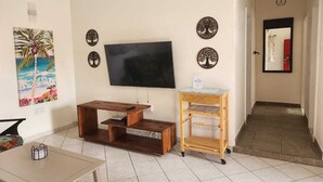 Comfort bungalow, 2 slaapkamers, gedeeltelijk uitzicht op oceaan, op benedenverdieping | Woonruimte | Een computerscherm