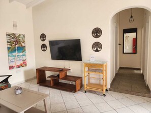 Bungalow – comfort, 2 soverom, delvis havutsikt, 1. etasje | Oppholdsområde | PC-skjermer