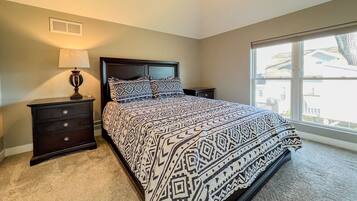 3 makuuhuonetta, työpöytä, silitysrauta/-lauta, vauvan matkasänky