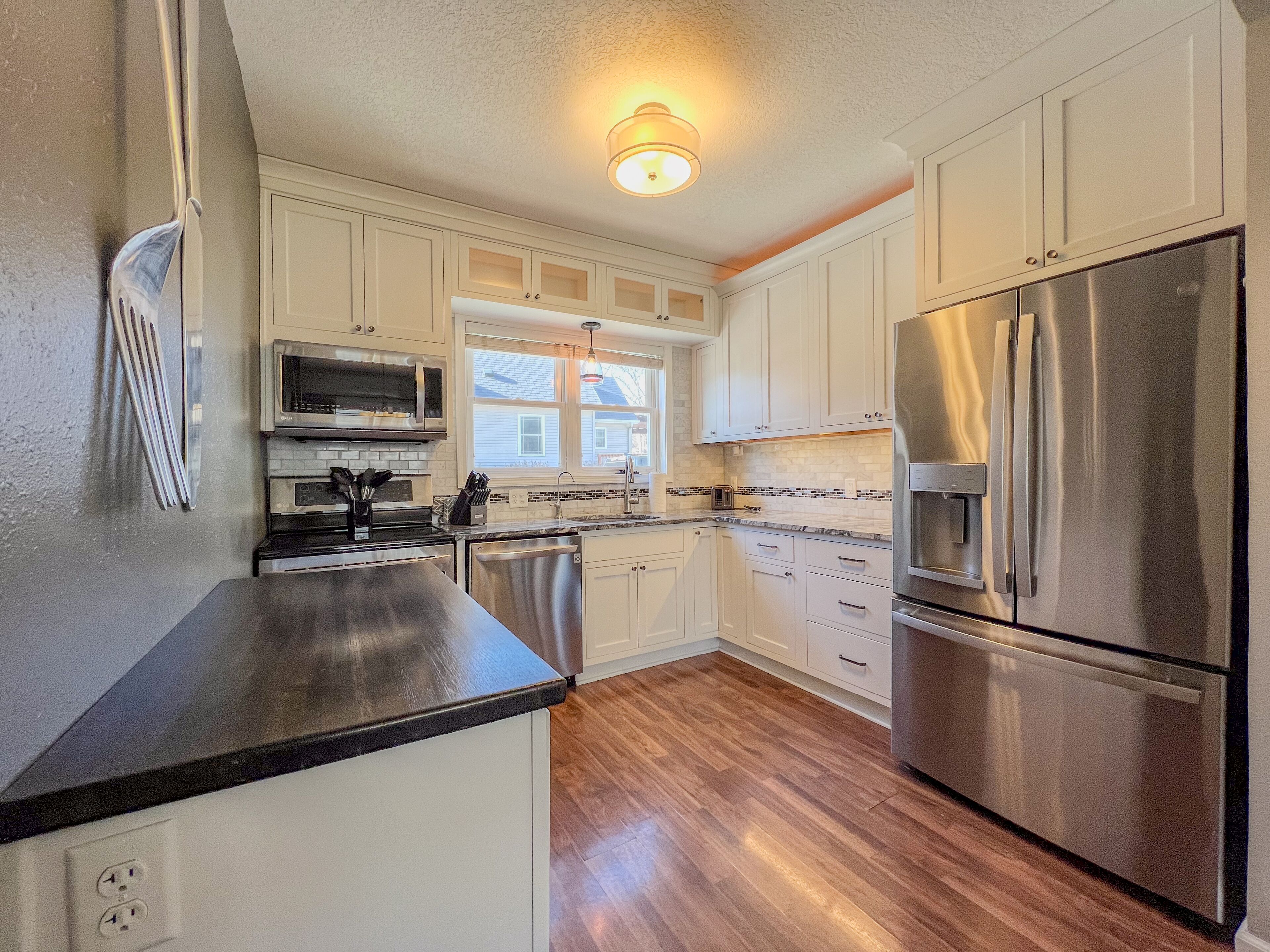 Refrigerador, microondas, horno y parrilla de estufa 