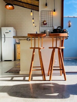 Fridge, microwave, stovetop, blender - RiqueHouse Hidro churrasqueira a 500 m (Marica)