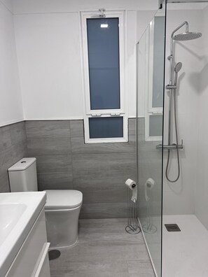 Dusche, Haartrockner, Handtücher, Seife
