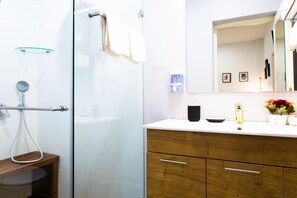 Shower, hair dryer, towels, soap - House in Shalma - Suite
 (Tel Aviv-Yafo)
