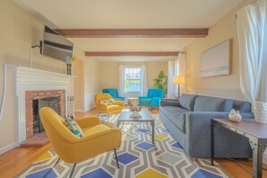 Smart TV, fireplace - 4BR Near Newport, Beaches & Navy Base (Middletown)