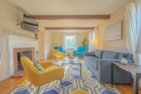 Smart TV, fireplace - 4-Bed Home Near Newport, Beaches & Military Base on Aquidneck Island (Middletown)