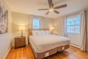 4 bedrooms, desk, iron/ironing board, travel cot - 4-Bed Home Near Newport, Beaches & Military Base on Aquidneck Island (Middletown)