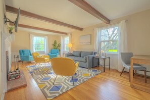 Smart TV, fireplace - 4-Bed Home Near Newport, Beaches & Military Base on Aquidneck Island (Middletown)