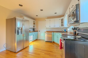 Fridge, microwave, oven, stovetop - 4BR Near Newport, Beaches & Navy Base (Middletown)