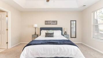 3 makuuhuonetta, silitysrauta/-lauta, vauvan matkasänky, Wi-Fi