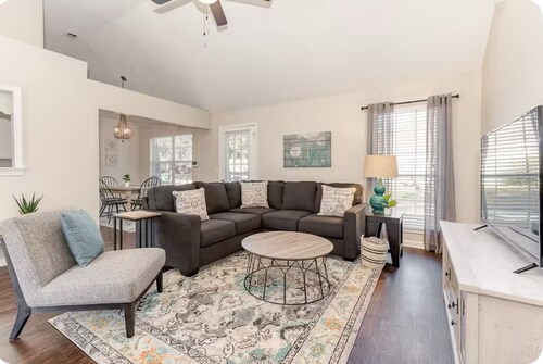 Heart of Pooler- Family friendly w/ garage parking