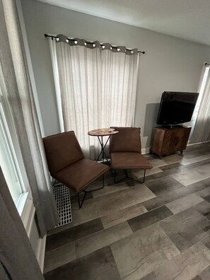 Smart TV - Grand Rapid's 2bedroom apartment, just a quick 3-min drive to DeVos Perform Hall (Grand Rapids)