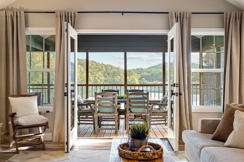 Lakefront|Sauna|Hot Tub|Fire Pit|Kayaks and more!