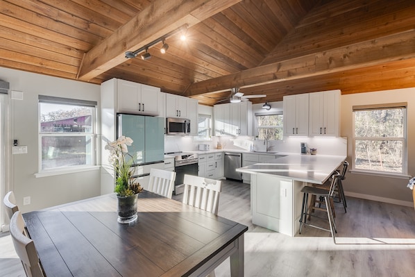 Een koelkast, een microgolfoven, een oven, een kookplaat