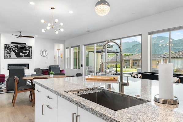 Interior - PGA West Cotton Candy Skies- pool, hot tub, mountain views, private clubhouse (La Quinta)