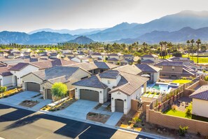Exterior - PGA West Cotton Candy Skies- pool, hot tub, mountain views, private clubhouse (La Quinta)
