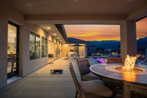 Outdoor dining - PGA West Cotton Candy Skies- pool, hot tub, mountain views, private clubhouse (La Quinta)
