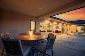 Outdoor dining - PGA West Cotton Candy Skies- pool, hot tub, mountain views, private clubhouse (La Quinta)