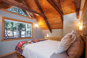4 chambres, bureau, fer et planche à repasser, lit de bébé portatif