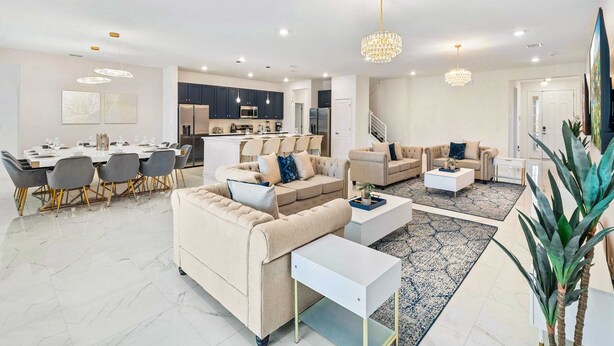 Un salon moderne avec un canapé, une table basse et un coin repas.