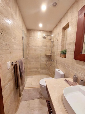 Haartrockner, HandtĂŒcher, Seife, Shampoo