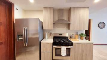 Refrigerador, microondas, horno y parrilla de estufa