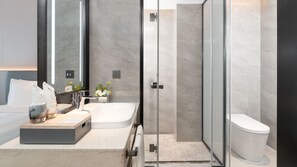 Habitación estándar, 2 camas individuales (Extra Floor Space) | Baño | Regadera, regadera tipo lluvia, secadora de cabello, pantuflas 