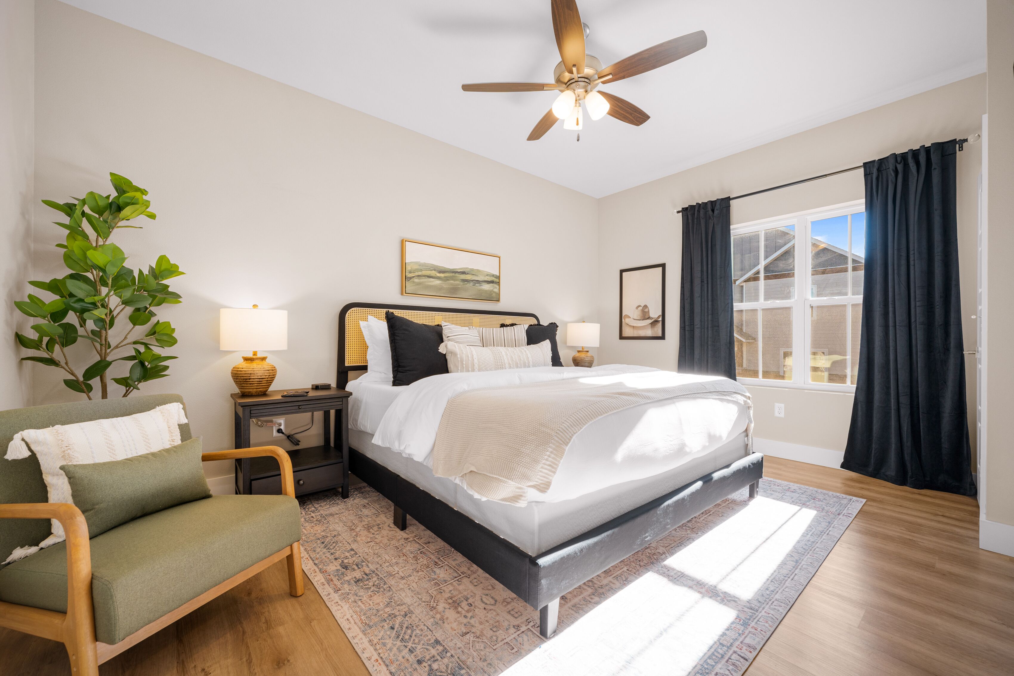 5 Schlafzimmer, Schreibtisch, Bügeleisen/Bügelbrett, Reisekinderbett