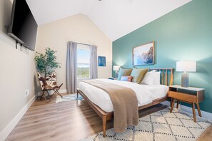 5 soverom, skrivebord, strykejern/-brett og reiseseng for barn