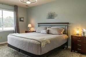 2 soverom, skrivebord, strykejern/-brett og reiseseng for barn