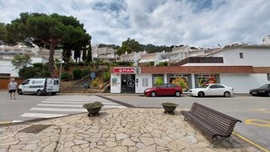 A street view with a SPAR grocery store, a white van, and a red car parked in front. - Mar, Montaña y Relax con Vistas al mar (CT)