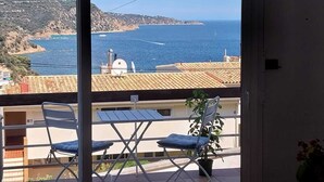 A balcony with a view of the sea, a satellite dish, and a potted plant. - Mar, Montaña y Relax con Vistas al mar (CT)
