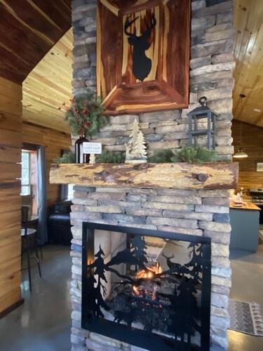 The Cozy Pines is a newly built, romantic log cabin with a 2-sided fireplace.