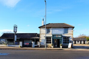 Front of property - Dog and Partridge Inn (Calne)