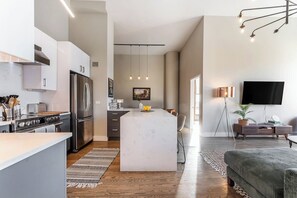 Interior - Dtown Penthouse 3bd VIEWS+Parking +Gym+Pool (Chicago)