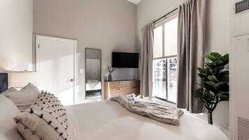 3 bedrooms, desk, iron/ironing board, travel crib