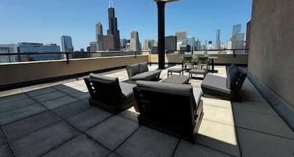Dtown Penthouse 3bd VIEWS+Parking +Gym+Pool