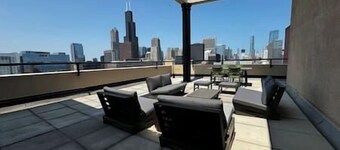 Dtown Penthouse 3bd VIEWS+Parking +Gym+Pool